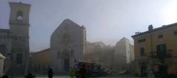 Terremoto Norcia:crolla la basilica Terremoto Norcia:crolla la basilica