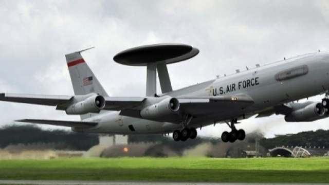 Il decollo di un velivolo militare statunitense del tipo E-3 AWACS