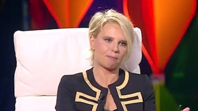 Maria De Filippi si complimenta con il rapper Lucariello.