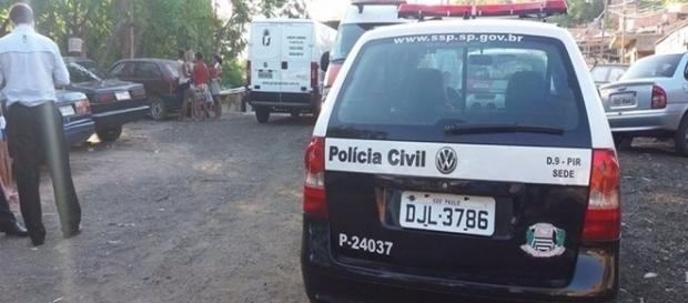 A polícia foi até o local do cativeiro para investigar o crime de sequestro A polícia foi até o local do cativeiro para investigar o crime de sequestro