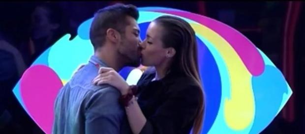 Alain y Meritxell de GH17 se besan Alain y Meritxell de GH17 se besan