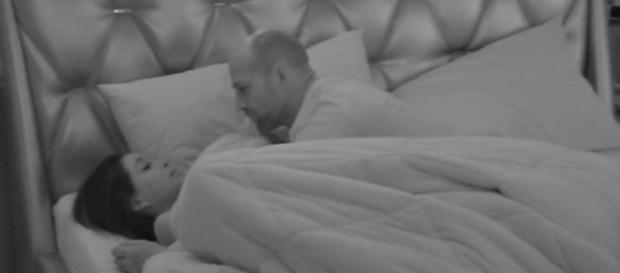 Bettarini e Mariana Rodriguez a letto insieme Bettarini e Mariana Rodriguez a letto insieme