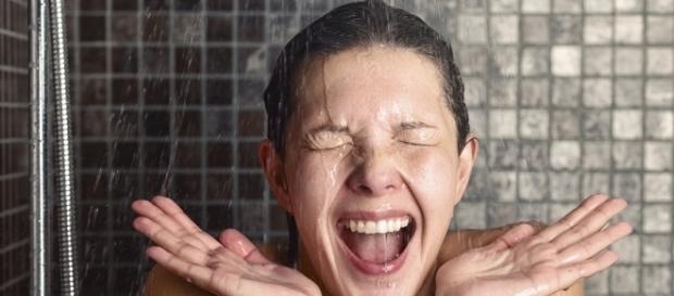 Deve-se evitar lavar o rosto durante o banho Deve-se evitar lavar o rosto durante o banho