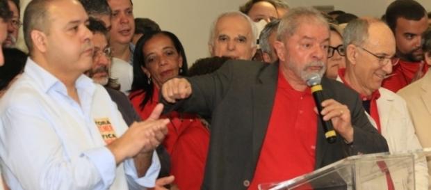 Ex-presidente Lula é acusado de corrupção Ex-presidente Lula é acusado de corrupção