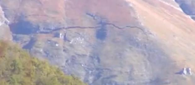Fessura sulla montagna di Ussita a seguito del terremoto Fessura sulla montagna di Ussita a seguito del terremoto