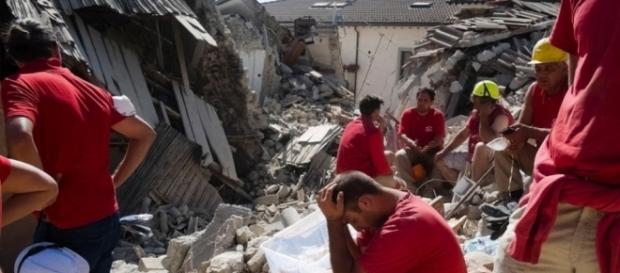 Forte terremoto atinge a Itália e deixa mortos - BOL Fotos - BOL Fotos - com.br Forte terremoto atinge a Itália e deixa mortos - BOL Fotos - BOL Fotos - com.br