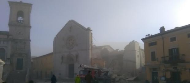 Norcia, crollata la basilica di San Benedetto Norcia, crollata la basilica di San Benedetto