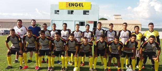 Nossos atletas prontos para entrar em campo. Nossos atletas prontos para entrar em campo.