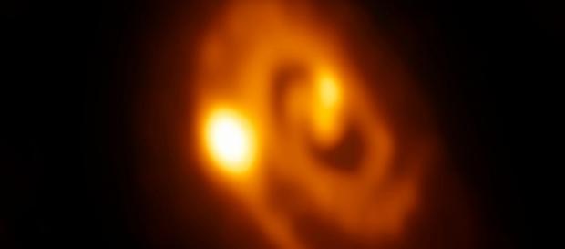 Observatório ALMA flagra formação de sistema estelar múltiplo. Crédito da imagem: ALMA (ESO/NAOJ/NRAO)/University of Oklahoma/Leiden University Observatório ALMA flagra formação de sistema estelar múltiplo. Crédito da imagem: ALMA (ESO/NAOJ/NRAO)/University of Oklahoma/Leiden University