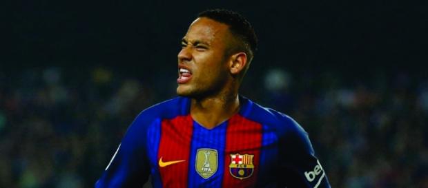 Sites europeus divulgaram um vídeo do craque Neymar empurrando, na escada do vestiários, o adversário Rubén Vezo Sites europeus divulgaram um vídeo do craque Neymar empurrando, na escada do vestiários, o adversário Rubén Vezo