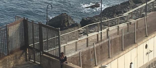 Un niño aguarda junto a las escolleras del puerto de Melilla para colarse. Un niño aguarda junto a las escolleras del puerto de Melilla para colarse.