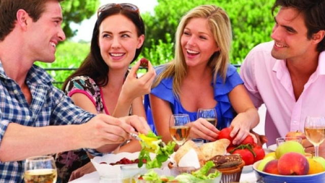 Fotografia di persone che mangiano