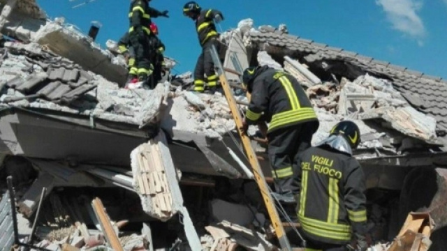 La storia di un gruppo di Vigili del Fuoco sopravvissuti al sisma grazie all'ora legale. - Foto di repertorio