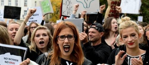 Black Monday, le donne polacche scendono in strada per rivendicare il proprio diritto a scegliere
