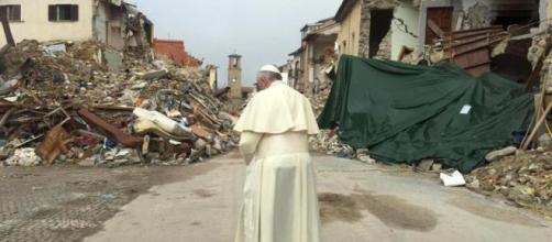"Silent prayer", il papa davanti alle rovine di Amatrice