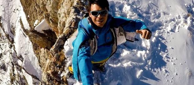 Base jumper russo si schianta contro una casa. Base jumper russo si schianta contro una casa.