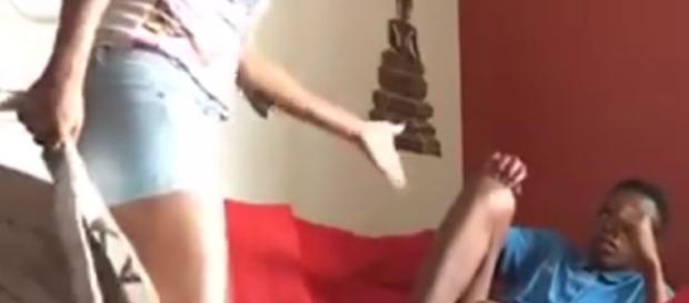 Elle corrige son enfant en direct Elle corrige son enfant en direct