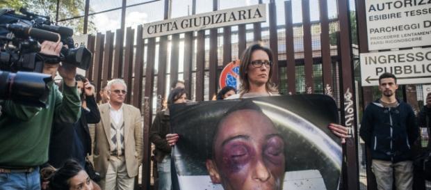 Ilaria Cucchi con la foto del fratello morto nel 2009 Ilaria Cucchi con la foto del fratello morto nel 2009