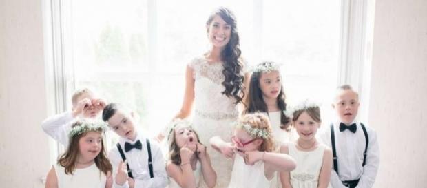 Kinsey French, il giorno del matrimonio insieme ai suoi alunni Kinsey French, il giorno del matrimonio insieme ai suoi alunni