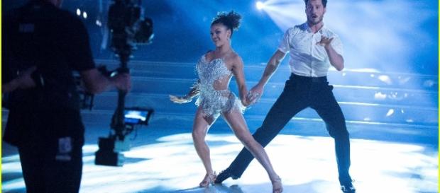 Laurie Hernandez & Val Chmerkovskiy find perfect score adds on the pressure! Photo: Blasting News Library - justjaredjr.com Laurie Hernandez & Val Chmerkovskiy find perfect score adds on the pressure! Photo: Blasting News Library - justjaredjr.com