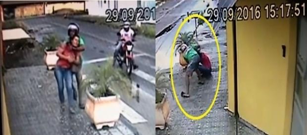 Na imagem é possível ver o momento que a mulher é agredida pelo bandido Na imagem é possível ver o momento que a mulher é agredida pelo bandido