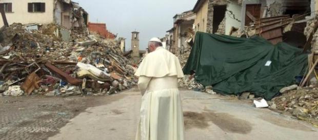 "Silent prayer", il papa davanti alle rovine di Amatrice "Silent prayer", il papa davanti alle rovine di Amatrice
