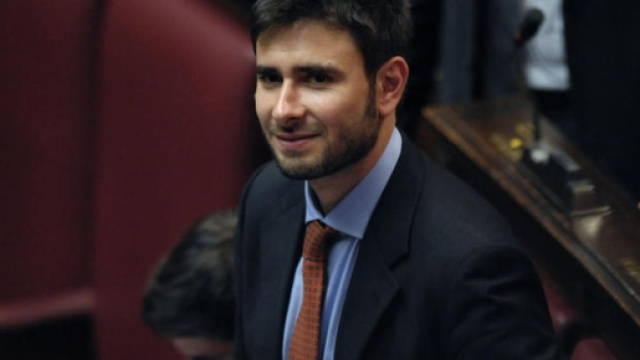 Alessandro Di Battista ha attaccato duramente Matteo Renzi.