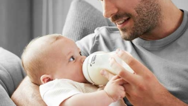 I padri di oggi si occupano dei figli anche per le attivit&agrave; di routine come la pappa e la cura della persona