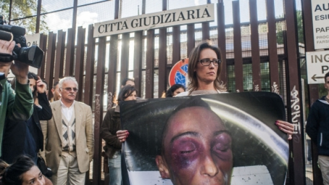 Ilaria Cucchi con la foto del fratello morto nel 2009