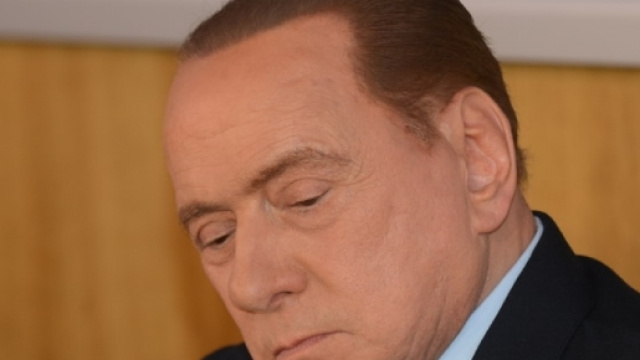Le notizie mediche da New York, stravolgono la campagna elettorale di Berlusconi: per ora solo riposo.