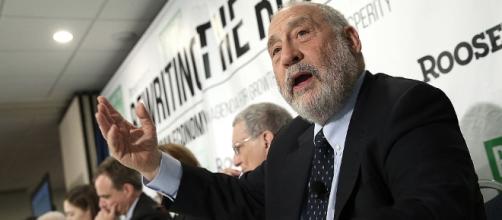 L'economista Stiglitz durante una conferenza da lui organizzata