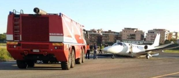 Aereo esce fuori pista a causa di un guasto al carrello Aereo esce fuori pista a causa di un guasto al carrello