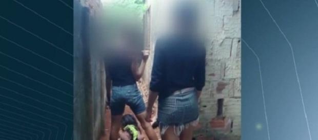 As agressoras chegaram a abrir uma cova para enterrar a vítima As agressoras chegaram a abrir uma cova para enterrar a vítima