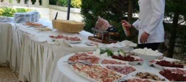 Cameriere spruzza insetticida sul buffet degli sposi Cameriere spruzza insetticida sul buffet degli sposi