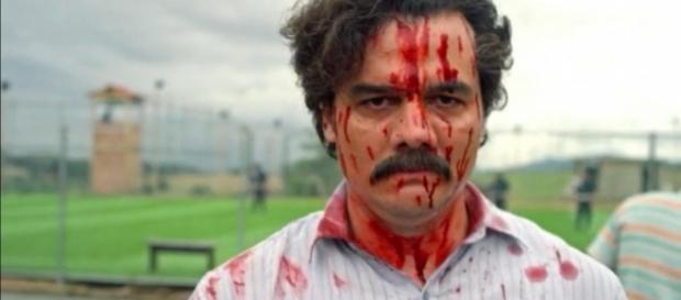 Pablo aus der Serie Narcos vor seinem selbst errichteten Gefängnis mit Fußballplatz. Foto: ©cdn.idigitaltimes Pablo aus der Serie Narcos vor seinem selbst errichteten Gefängnis mit Fußballplatz. Foto: ©cdn.idigitaltimes