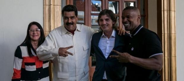 De izquierda a derecha: Cilia Flores (Primera Dama), Nicolás Maduro, Lukas Haas y Jamie Foxx De izquierda a derecha: Cilia Flores (Primera Dama), Nicolás Maduro, Lukas Haas y Jamie Foxx