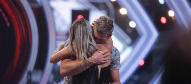 Grande Fratello Vip, Clemente Russo abbraccia la moglie dopo l'eliminazione Grande Fratello Vip, Clemente Russo abbraccia la moglie dopo l'eliminazione