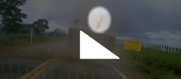 Homem aparece voando para fora de carro Homem aparece voando para fora de carro