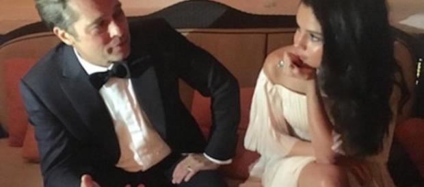 La foto incriminata che ritrae Brad Pitt e Selena Gomez La foto incriminata che ritrae Brad Pitt e Selena Gomez