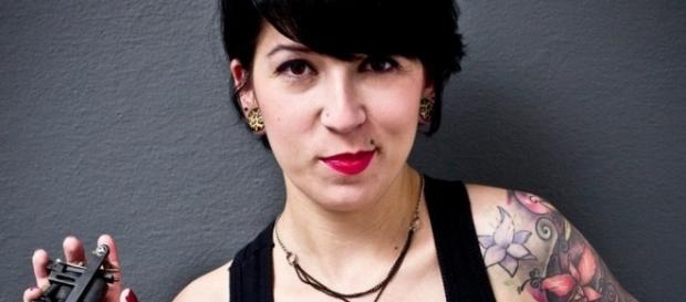 Tatuadora Renata Espinelly oferece tatuagens gratuitamente a vítimas do câncer de mama e homens trans que desejem cobrir cicatrizes de cirurgia. Tatuadora Renata Espinelly oferece tatuagens gratuitamente a vítimas do câncer de mama e homens trans que desejem cobrir cicatrizes de cirurgia.