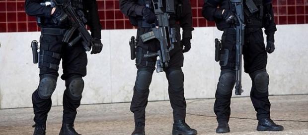 Unidade de Intervenção da GNR : "Compus Sui" Unidade de Intervenção da GNR : "Compus Sui"