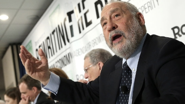 L'economista Stiglitz durante una conferenza da lui organizzata