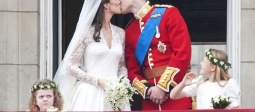 Il bacio tra Kate Middleton e William d'Inghilterra nel giorno delle loro nozze.