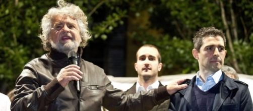Il capo del M5S Beppe Grillo con il sindaco di Parma, Federico Pizzarotti