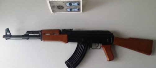 Il Kalashnikov sequestrato dalla Polizia ai due minori a Nuoro.