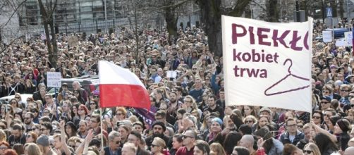 Le proteste dei polacchi contro la legge anti-aborto