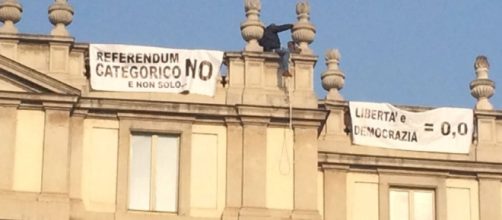 Milano, uomo sul tetto della Scala: protesta sul referendum a favore del'No'