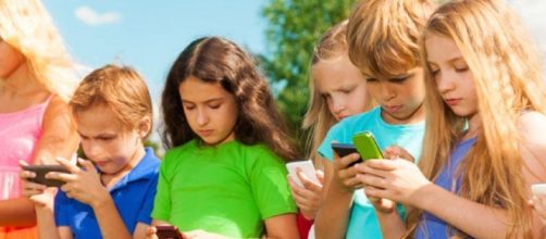 Smartphone e tablet ai bambini: i potenziali pericoli