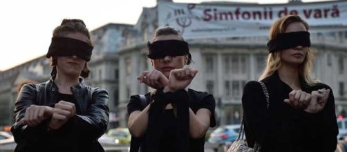 Un momento della manifestazione che ha visto le donne polacche vestirsi di nero per sostenere il diritto alla libertà di scelta in merito all'aborto