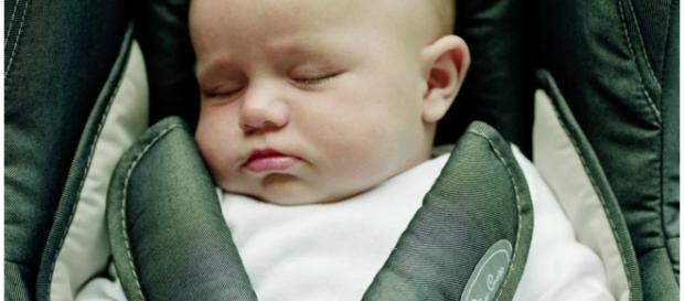 Bebês correm risco viajando de carro Bebês correm risco viajando de carro